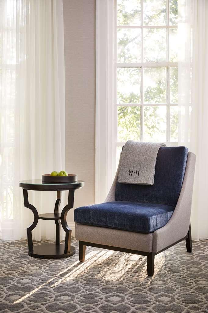 The Whitney Hotel Boston Zimmer foto A chair with a throw