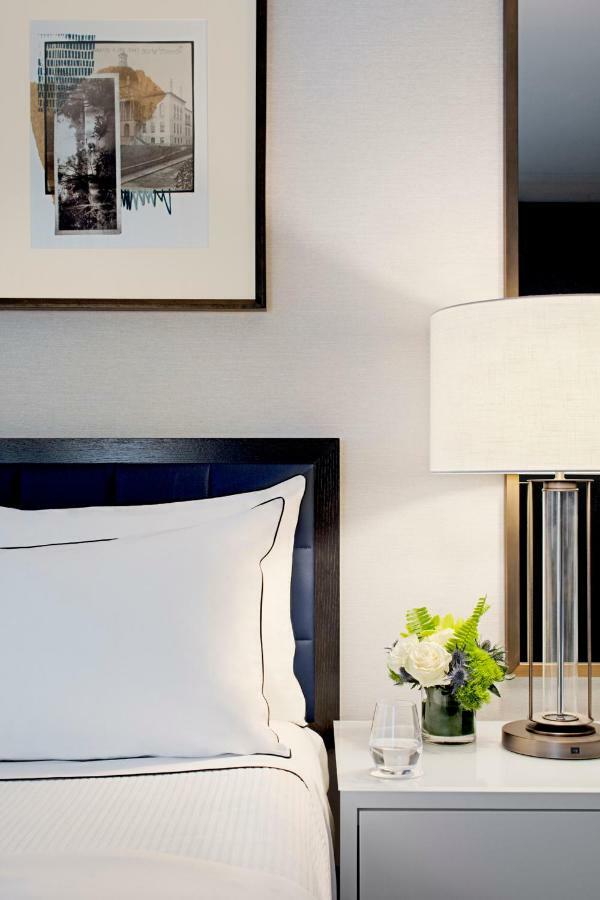 The Whitney Hotel Boston Exterior foto A bed with a lamp