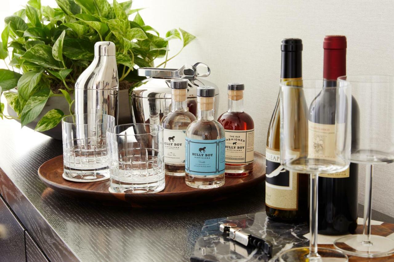 The Whitney Hotel Boston Exterior foto A bar cart with a selection of liquor and wine