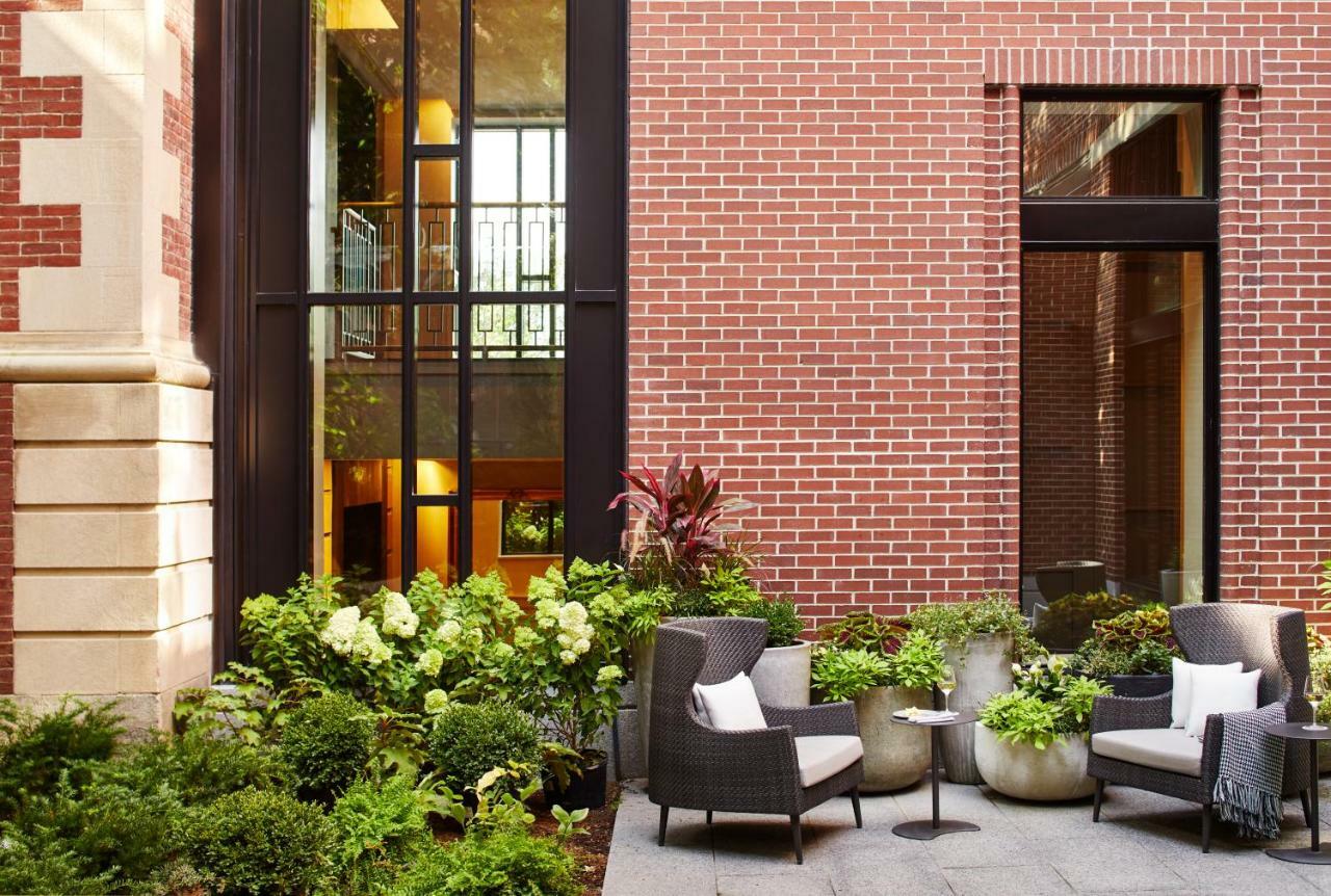 The Whitney Hotel Boston Exterior foto The courtyard at the 100 East 53rd Street townhouse