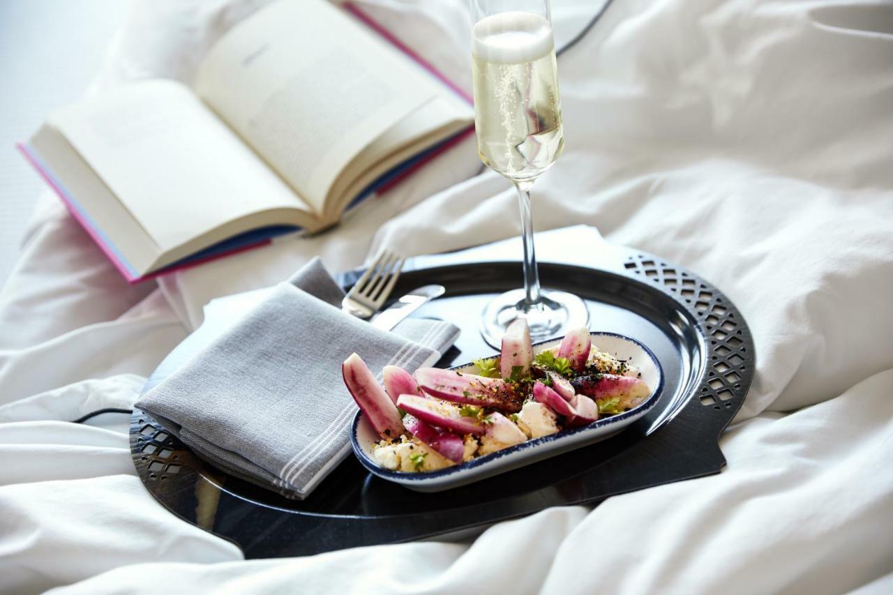 The Whitney Hotel Boston Exterior foto A tray of food and drink