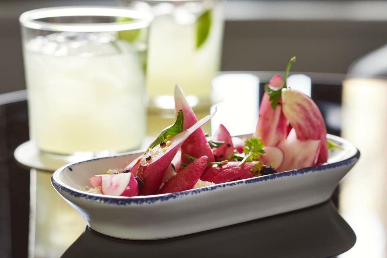 The Whitney Hotel Boston Exterior foto A salad of dragon fruit