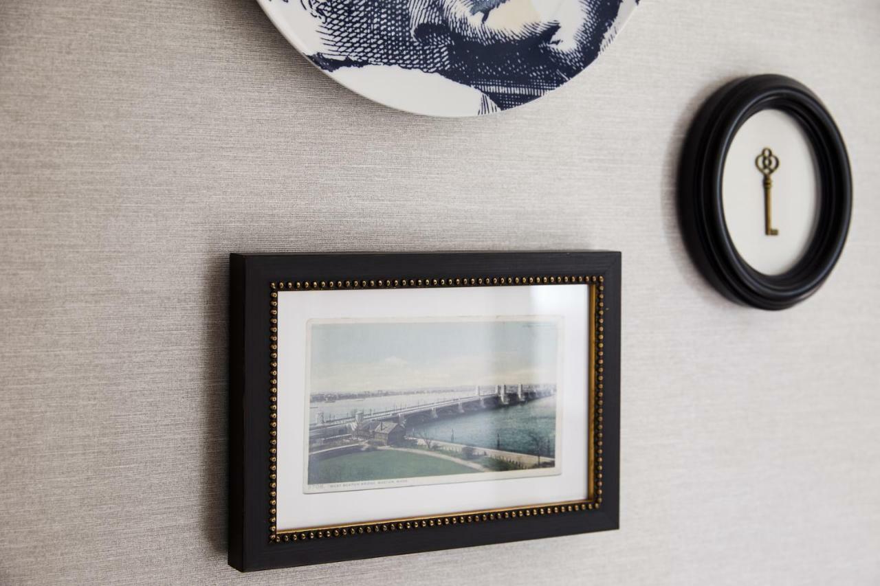 The Whitney Hotel Boston Exterior foto A photograph of the Golden Gate Bridge, framed and mounted on a wall