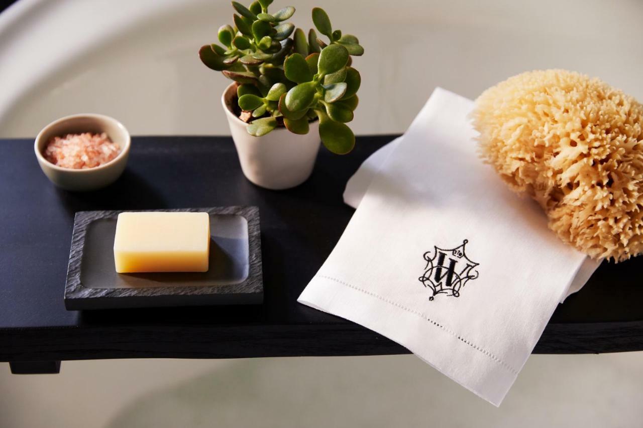 The Whitney Hotel Boston Exterior foto A folded guest towel