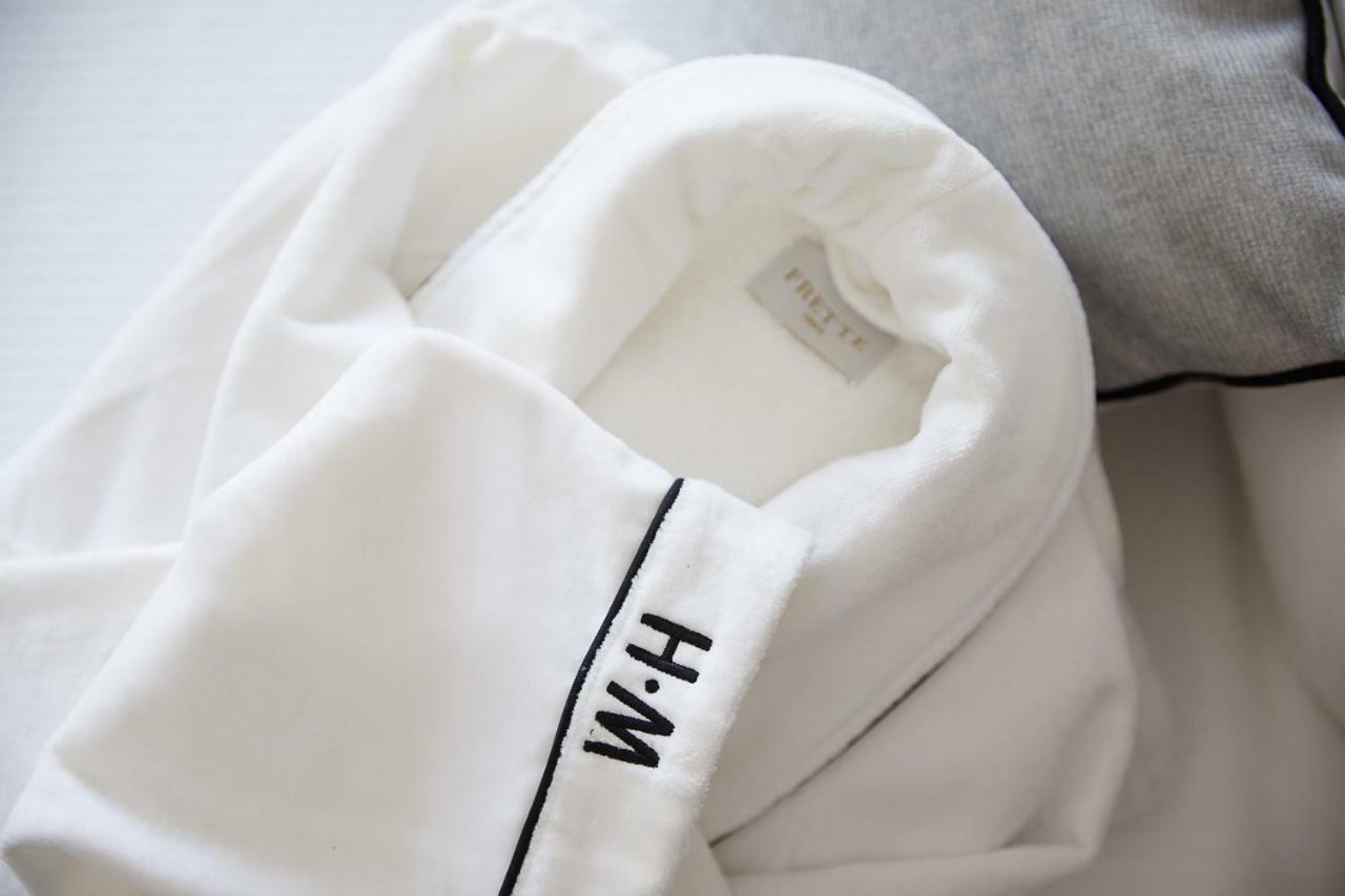 The Whitney Hotel Boston Exterior foto A white shirt with a monogram