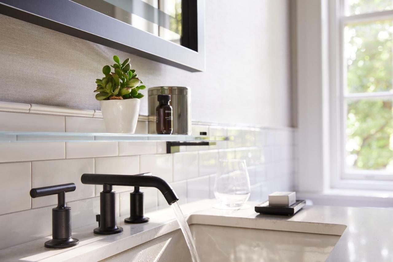 The Whitney Hotel Boston Exterior foto A widespread lavatory faucet