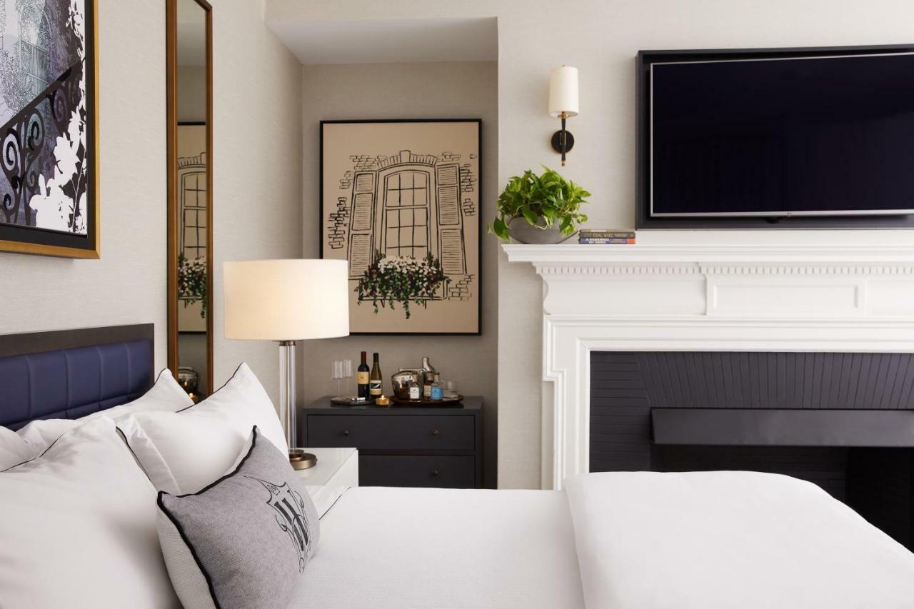 The Whitney Hotel Boston Exterior foto A bedroom at the London West Hollywood