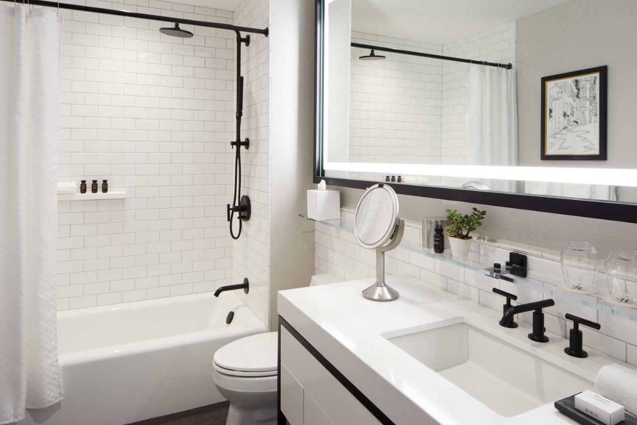 The Whitney Hotel Boston Exterior foto A bathroom with a shower curtain