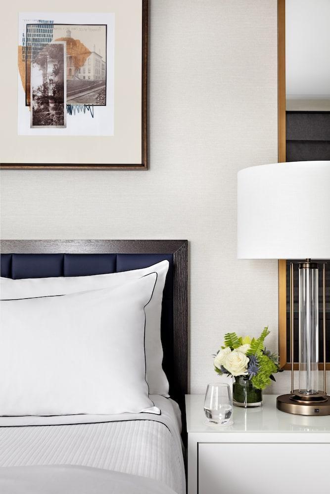 The Whitney Hotel Boston Exterior foto A bed with a white bedsheet